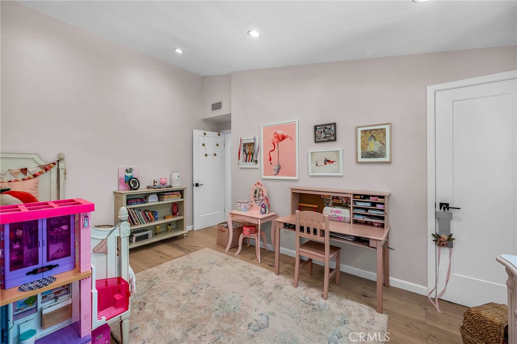 17152 Escalon