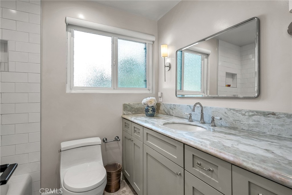 17152 Escalon