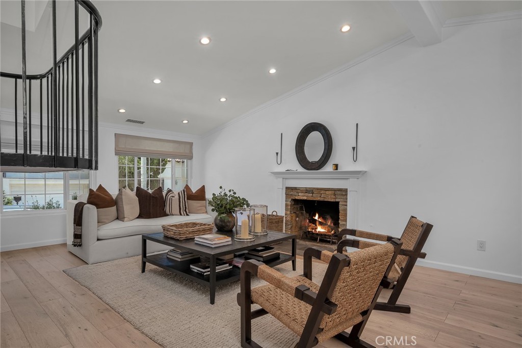 17152 Escalon