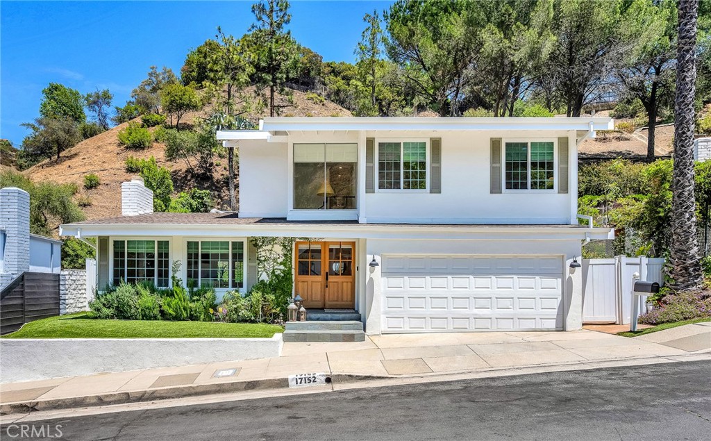 17152 Escalon