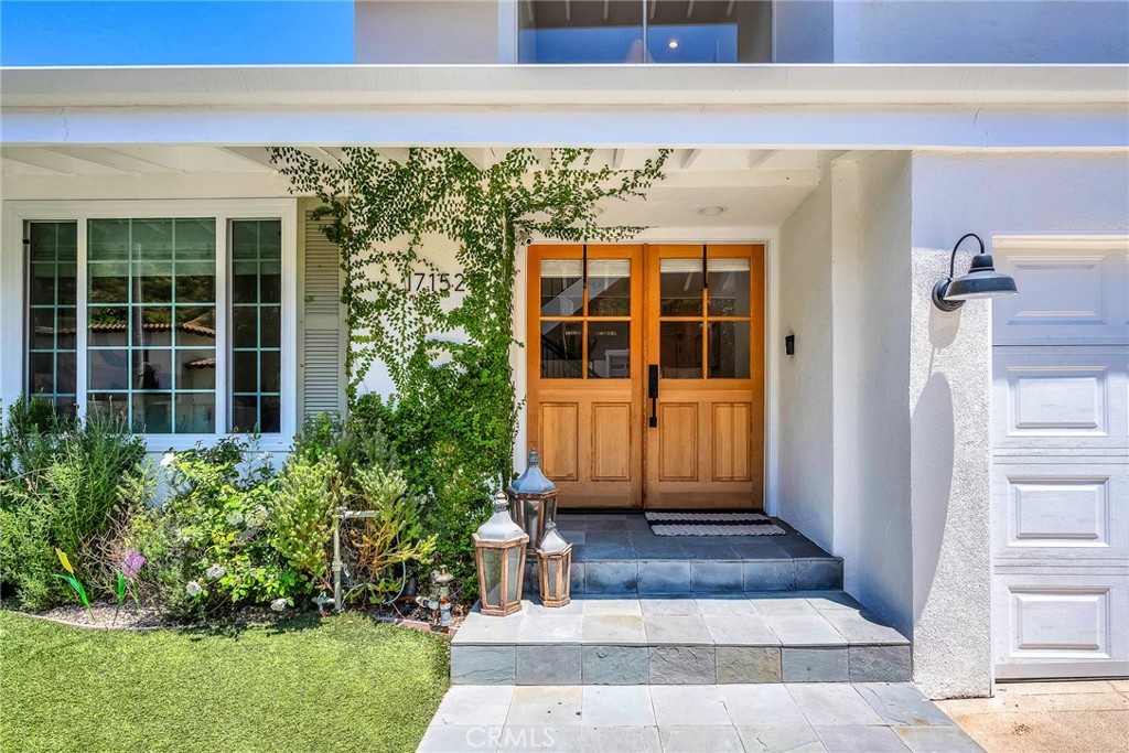 17152 Escalon