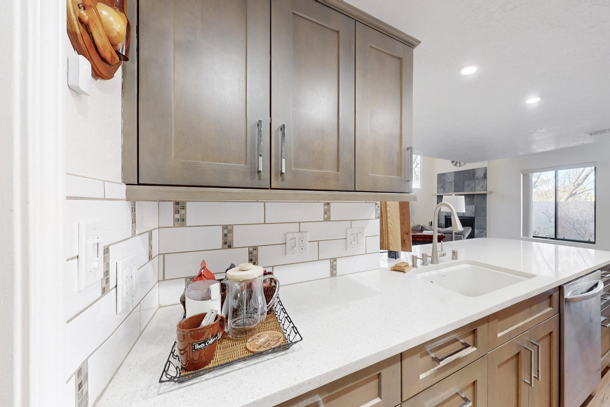 6404 MONTE SERRANO NE