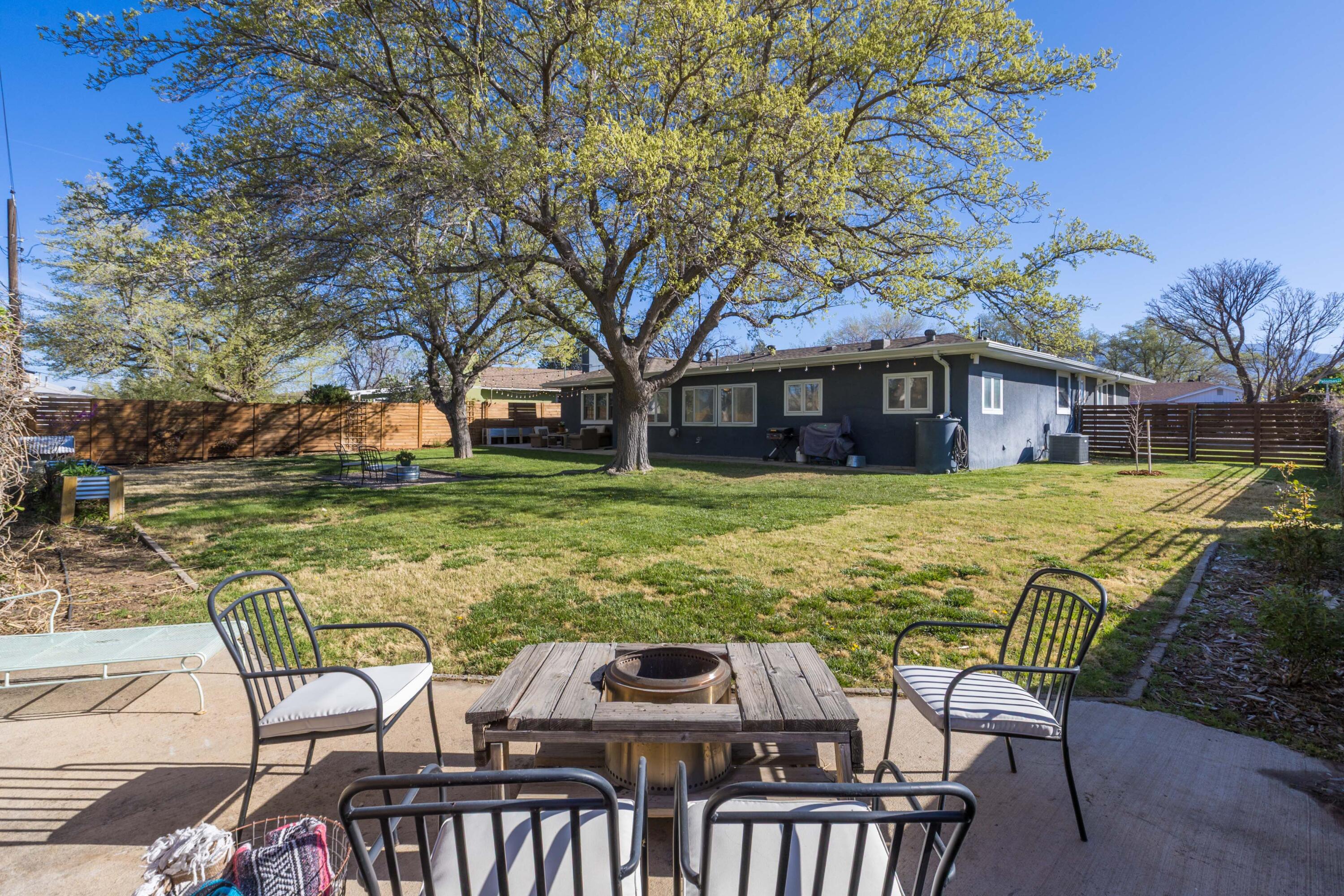 3901 Palomas Court NE