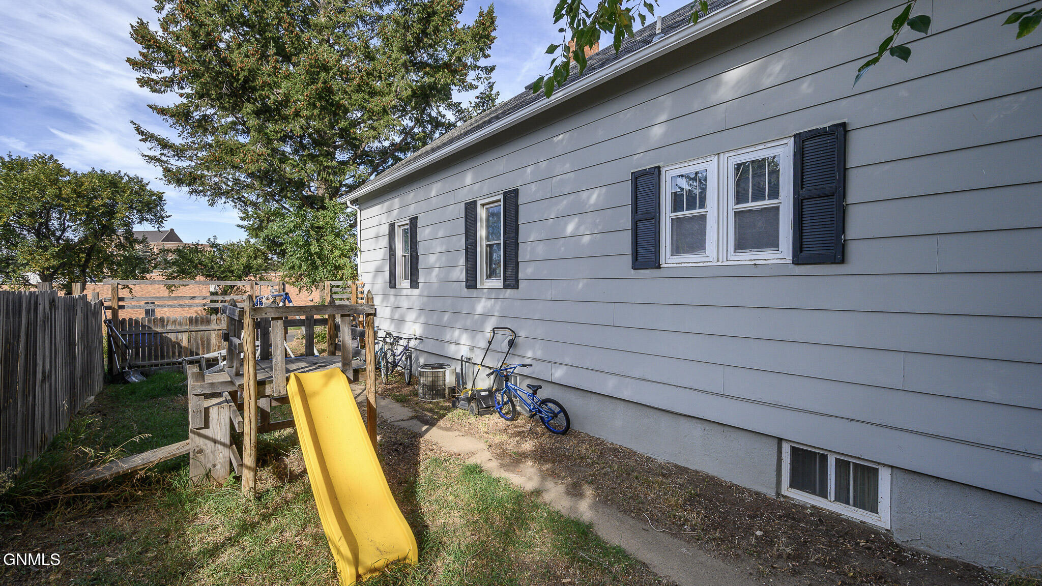 330 8th Avenue W