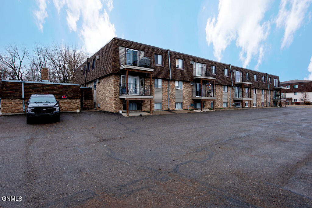 671 24th Street W, 22