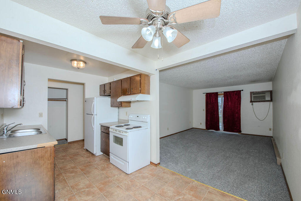 671 24th Street W, 22