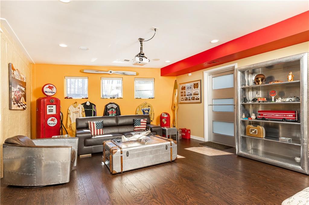 1960 Tall Tree Drive NE