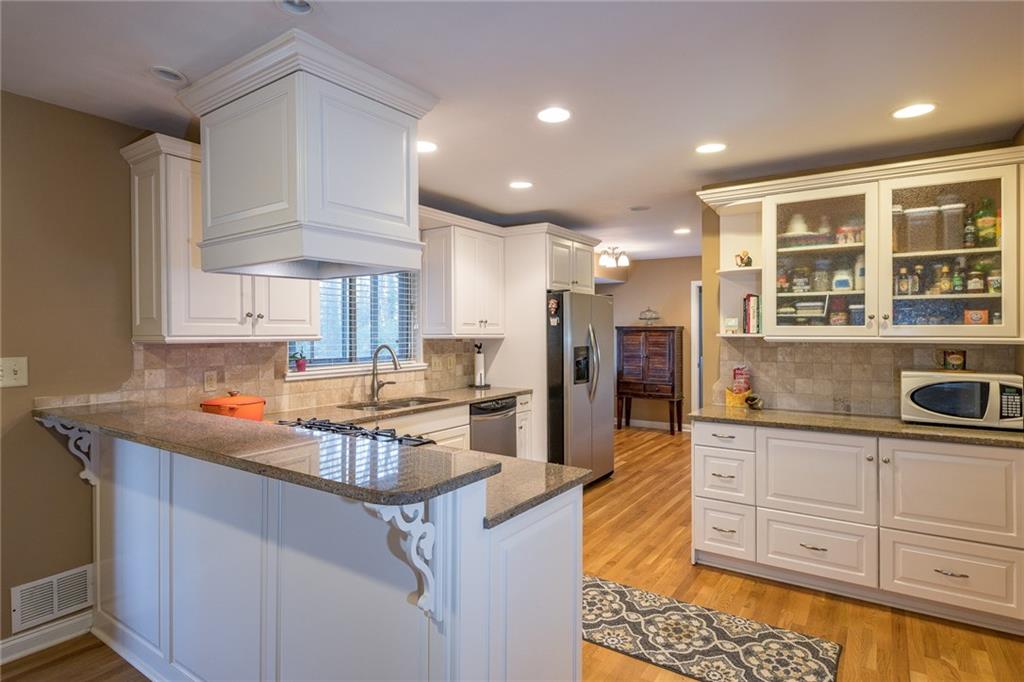 2407 SHERBROOKE Drive NE