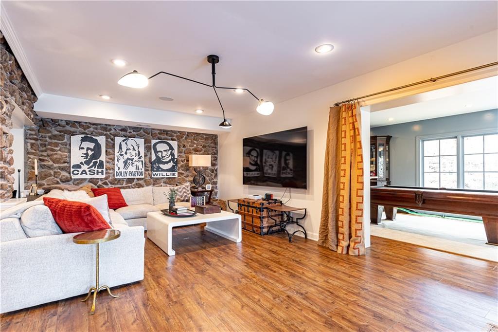 111 Tuxedo Terrace NW