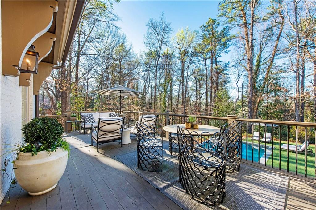 111 Tuxedo Terrace NW