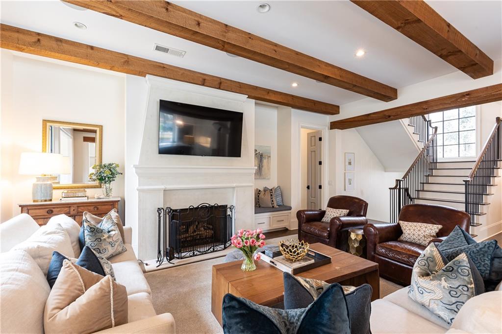 111 Tuxedo Terrace NW