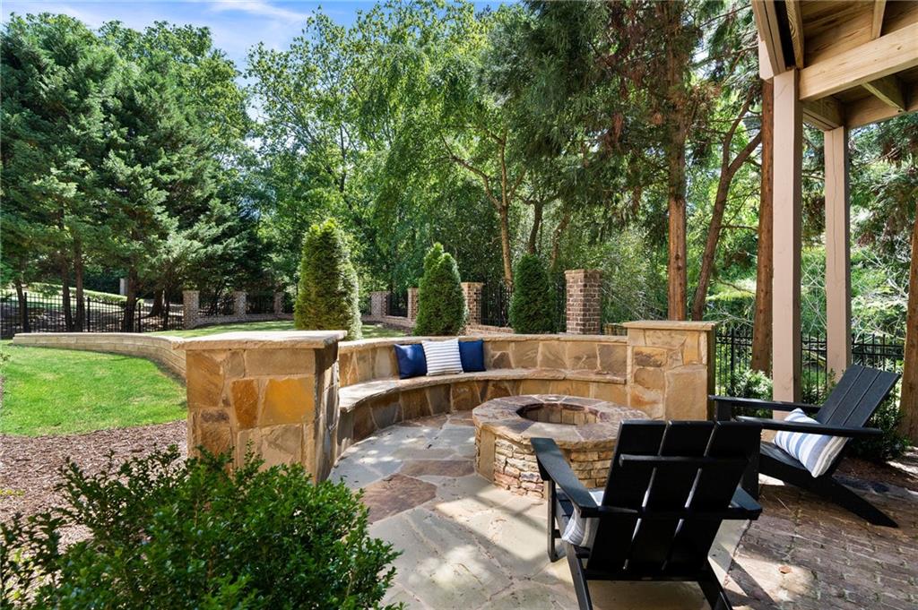 555 Glenmanor Court