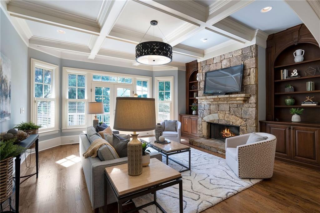 555 Glenmanor Court