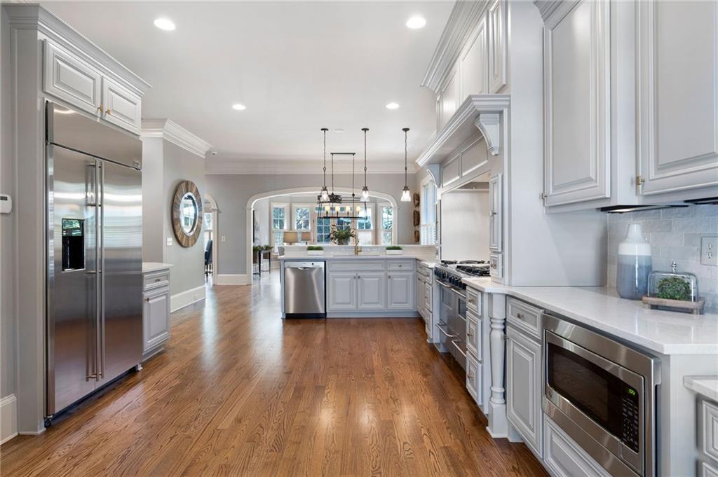 555 Glenmanor Court