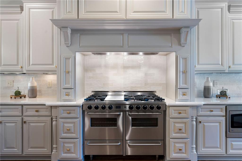 555 Glenmanor Court