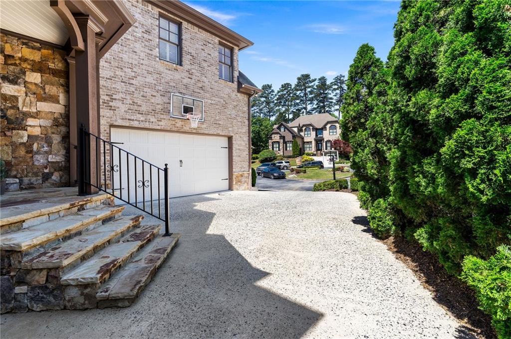 555 Glenmanor Court