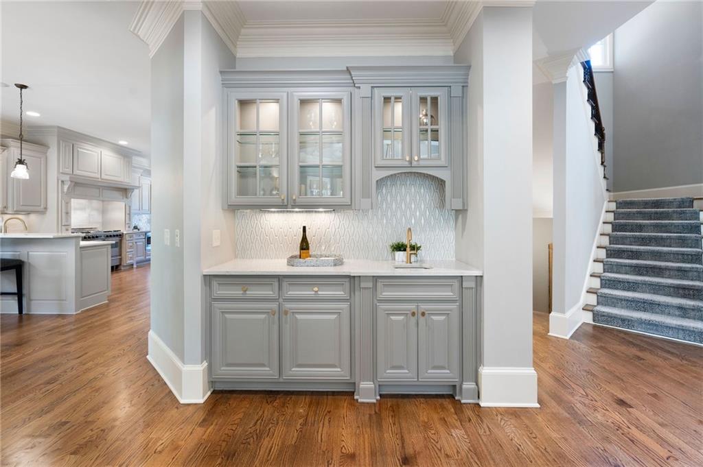 555 Glenmanor Court