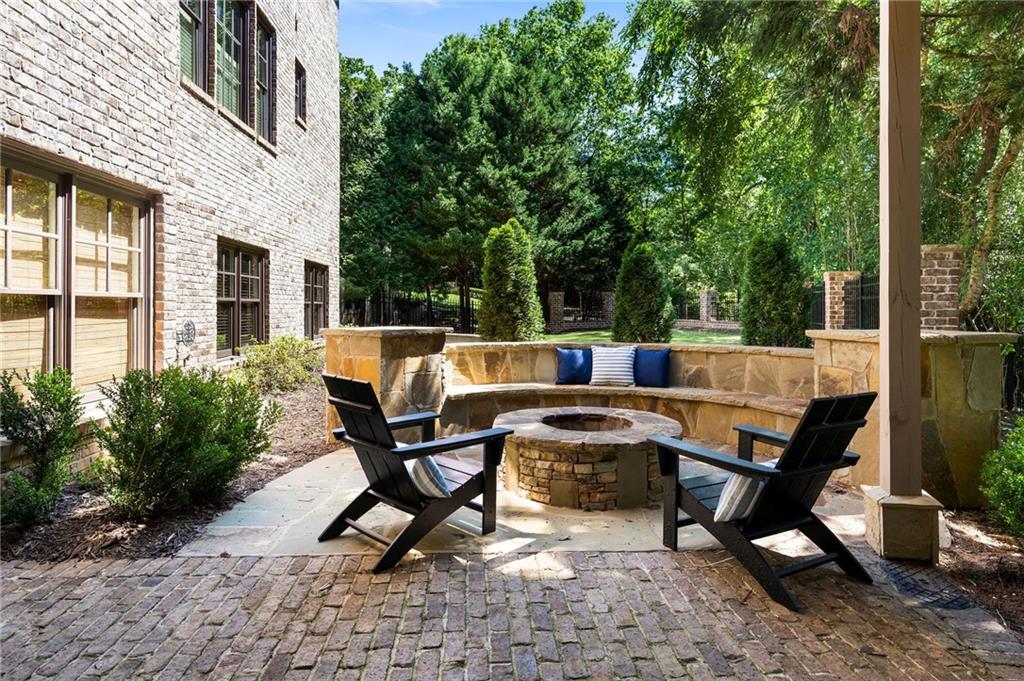 555 Glenmanor Court
