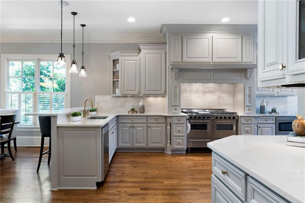 555 Glenmanor Court