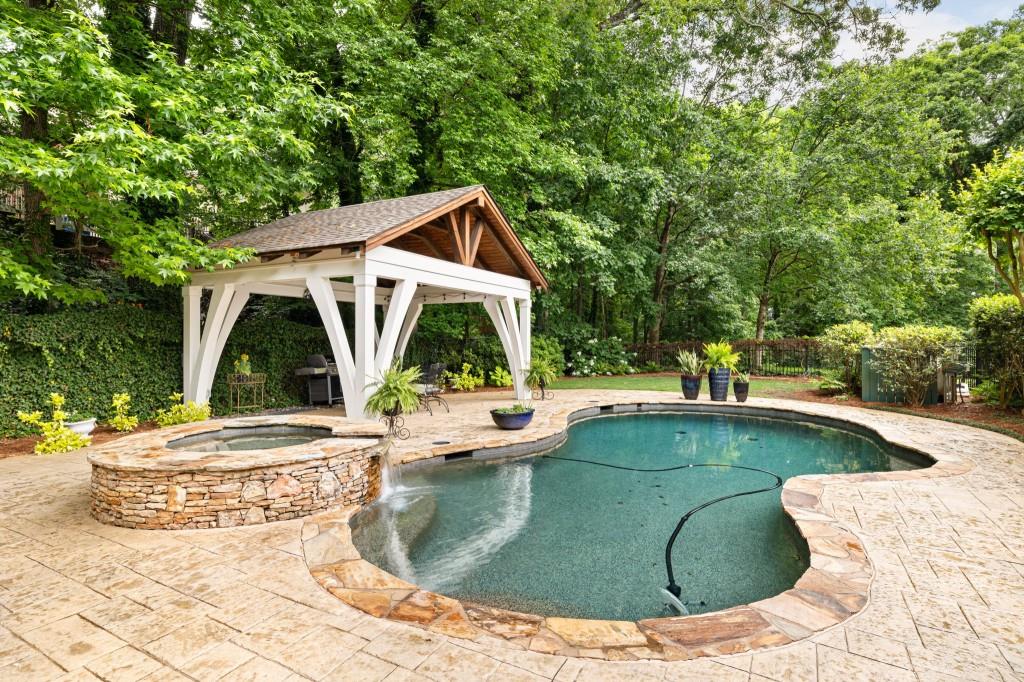 1376 Wesley Oaks Court NW