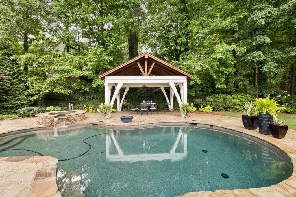 1376 Wesley Oaks Court NW