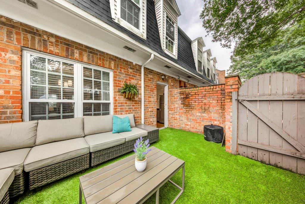 11 Bassett Hall Place NW