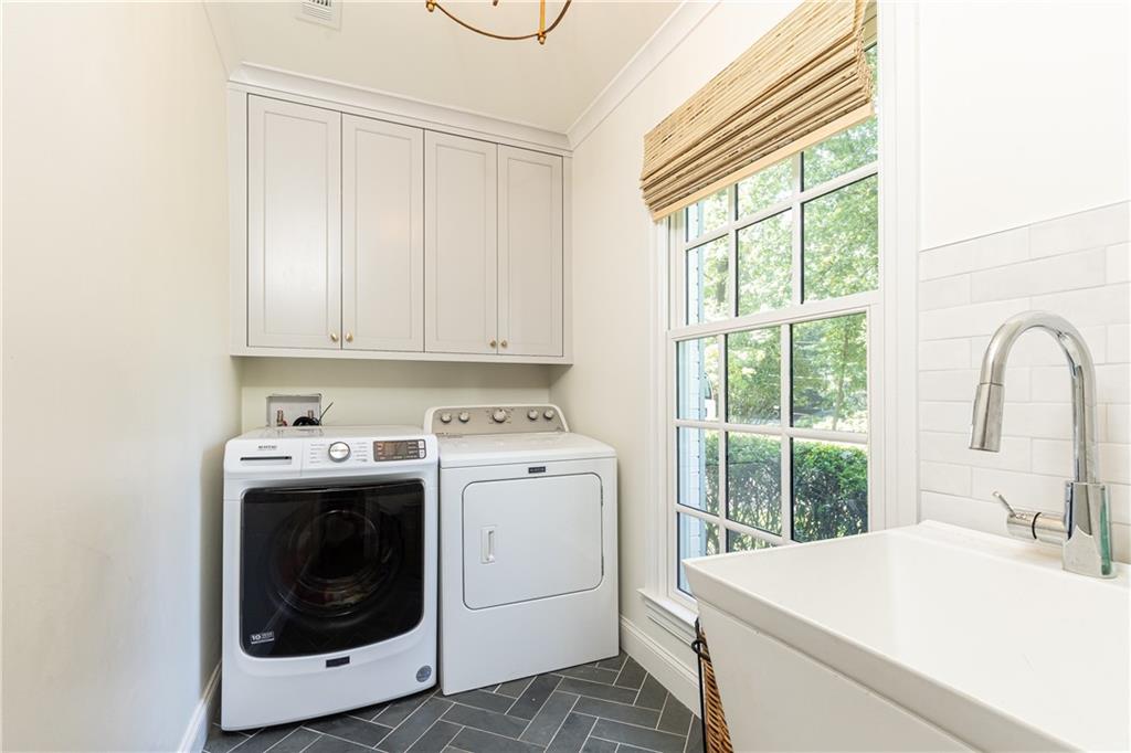 695 Fair Oaks Manor