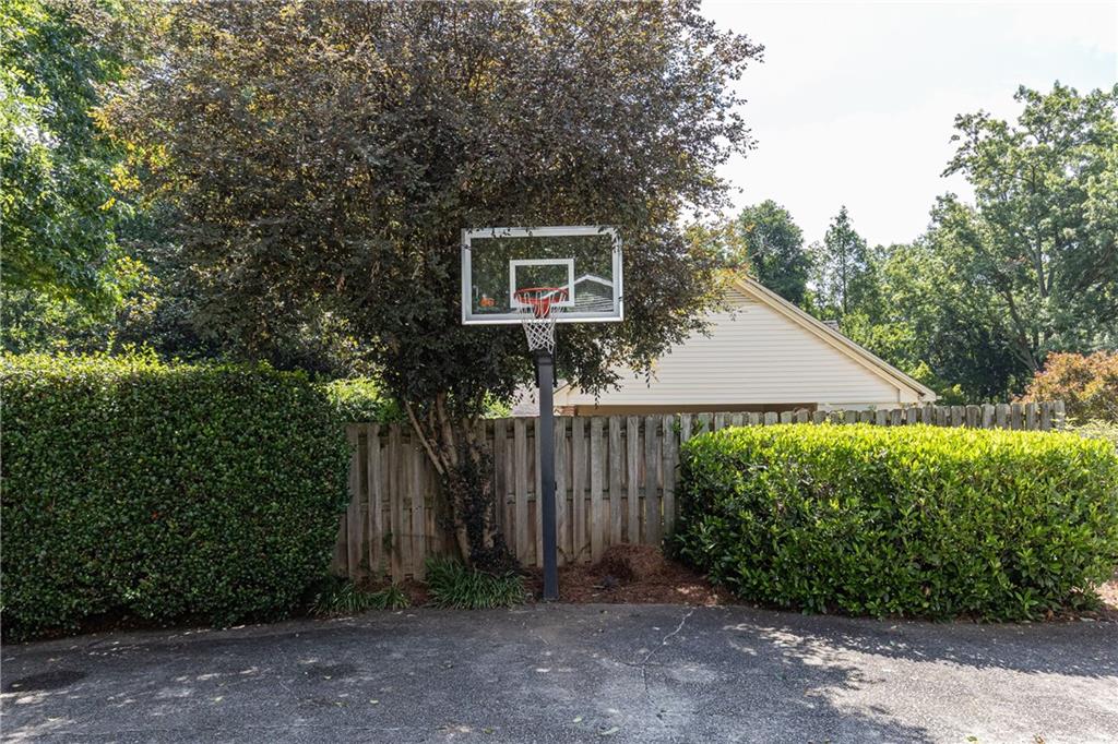 695 Fair Oaks Manor