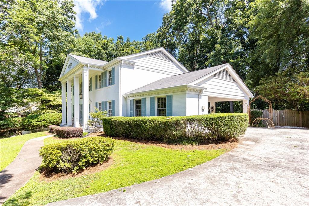 695 Fair Oaks Manor