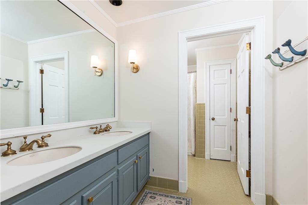 695 Fair Oaks Manor
