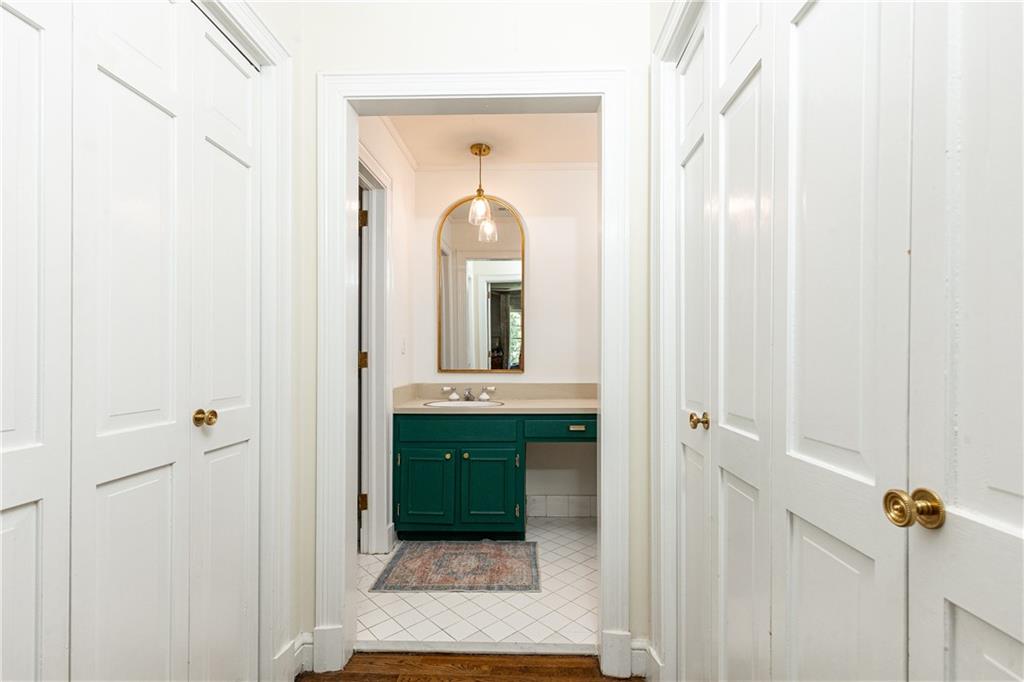 695 Fair Oaks Manor
