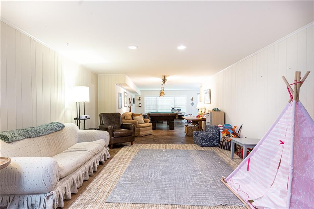 695 Fair Oaks Manor