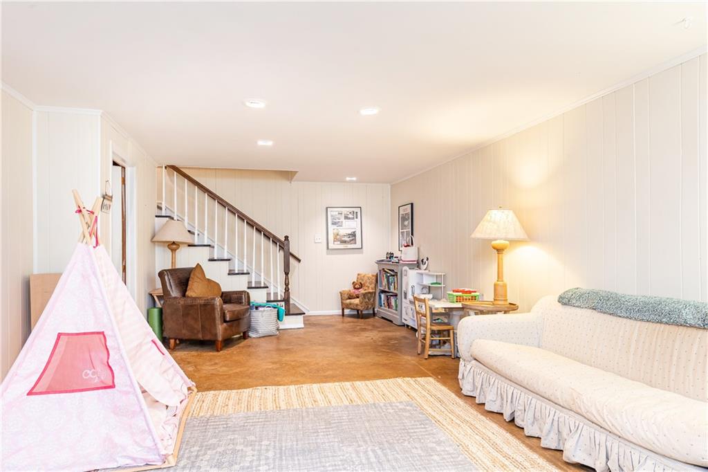 695 Fair Oaks Manor