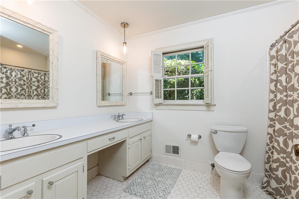 695 Fair Oaks Manor