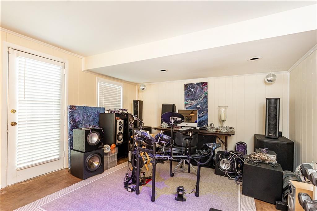 695 Fair Oaks Manor