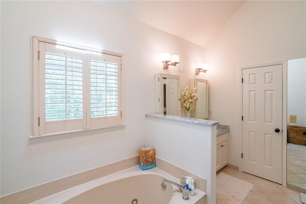 2644 Twin Lakes Way NE