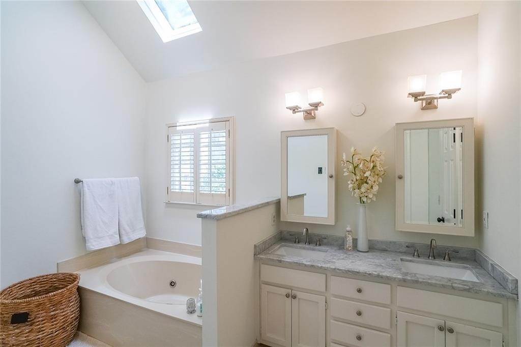 2644 Twin Lakes Way NE