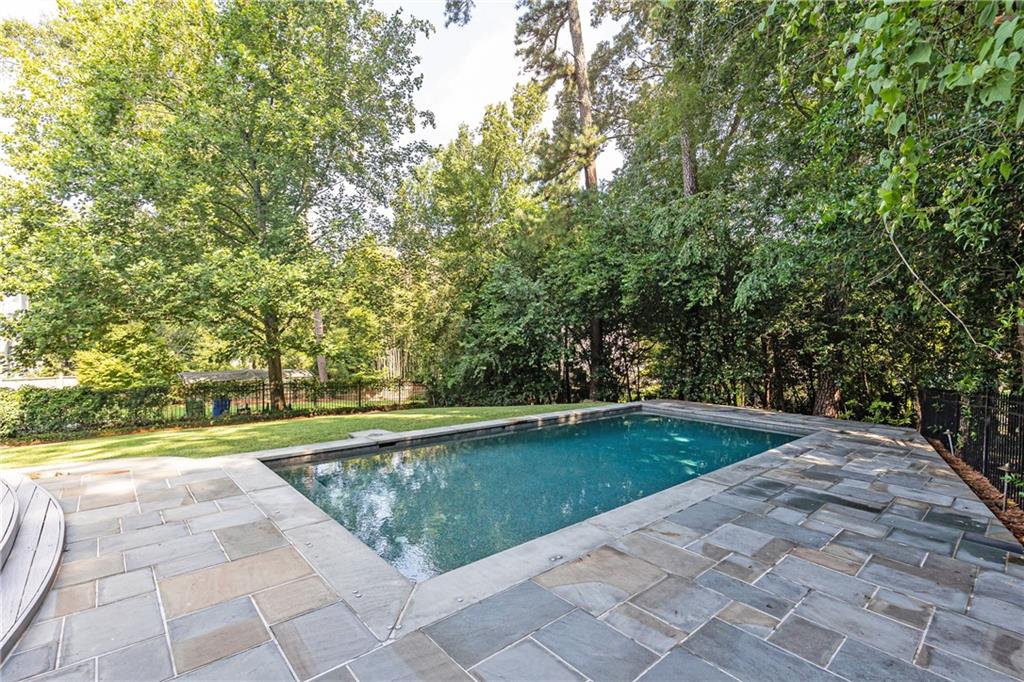 160 Peachtree Way NE