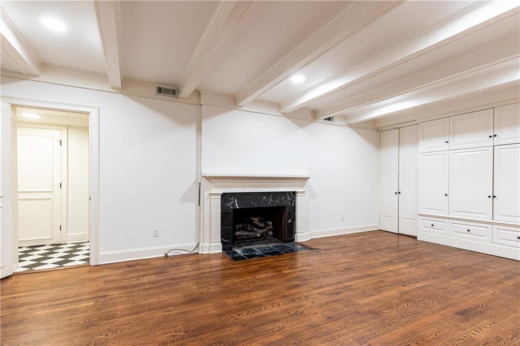 160 Peachtree Way NE
