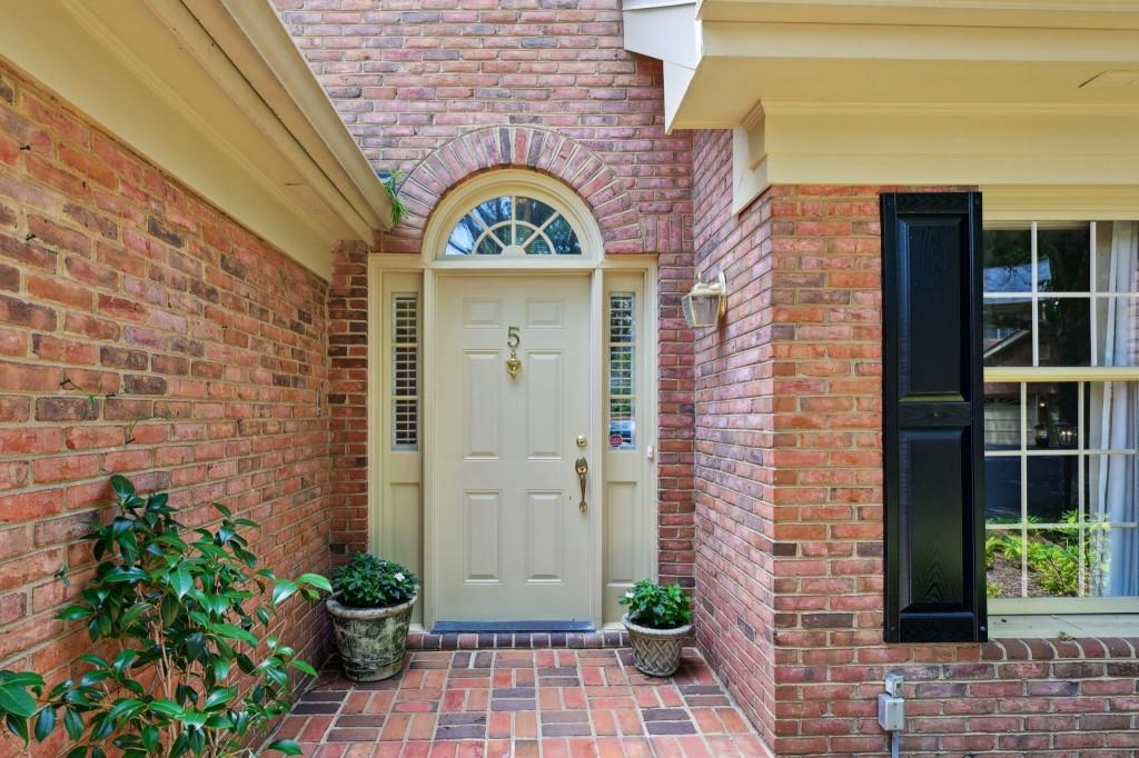 5 Ivy Chase NE