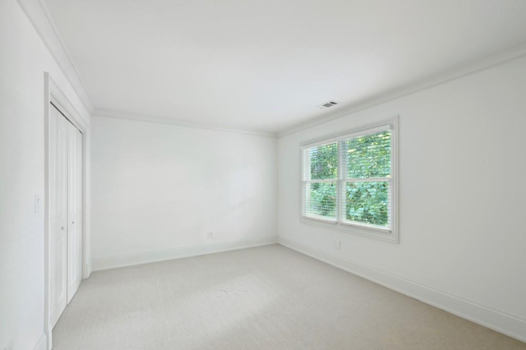 5 Ivy Chase NE