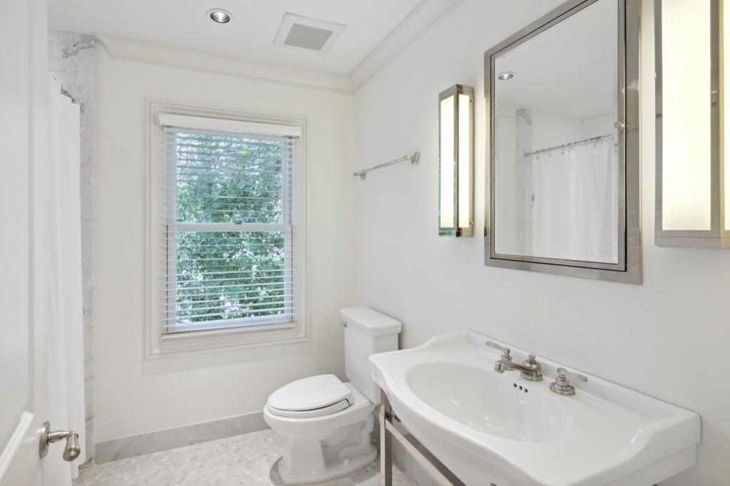 5 Ivy Chase NE