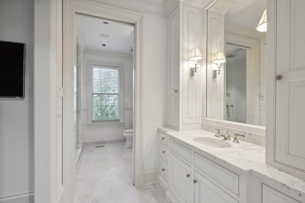 5 Ivy Chase NE