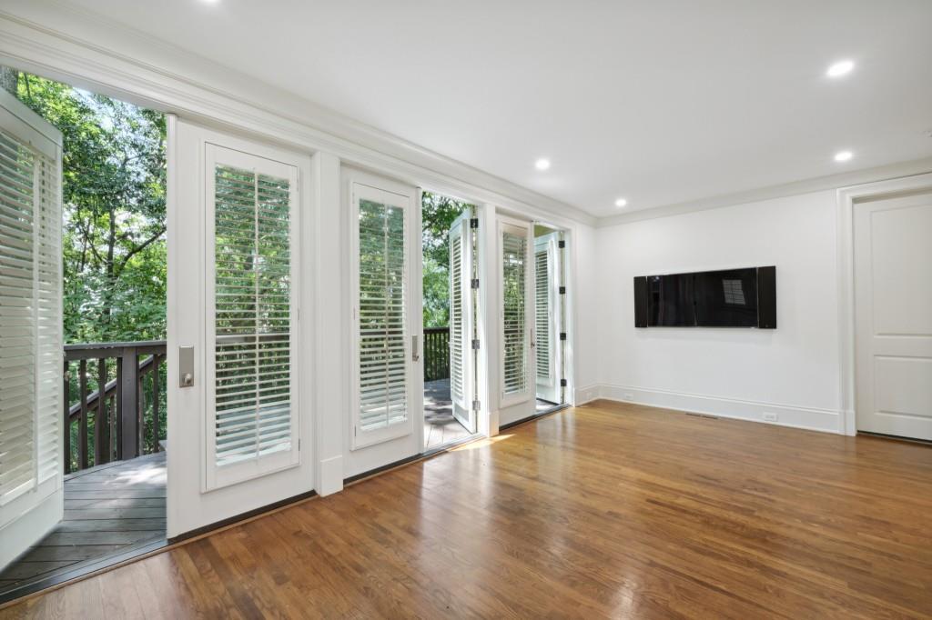 5 Ivy Chase NE