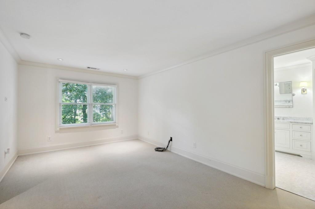 5 Ivy Chase NE
