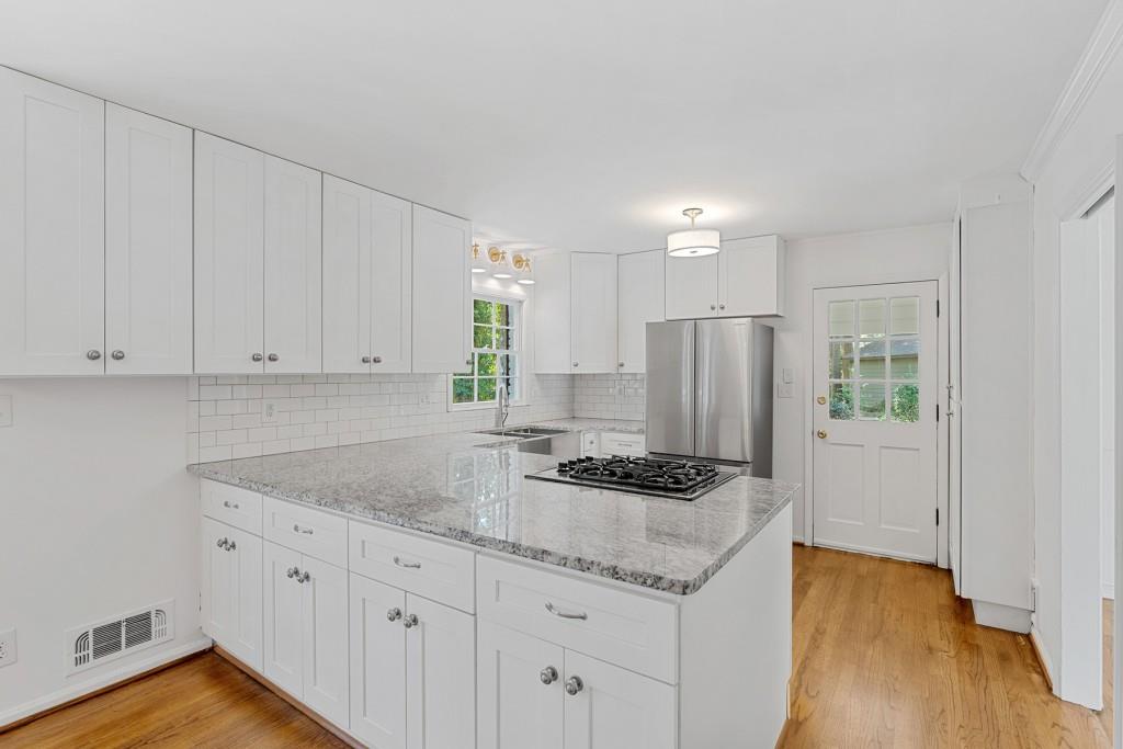 15 Whispering Way