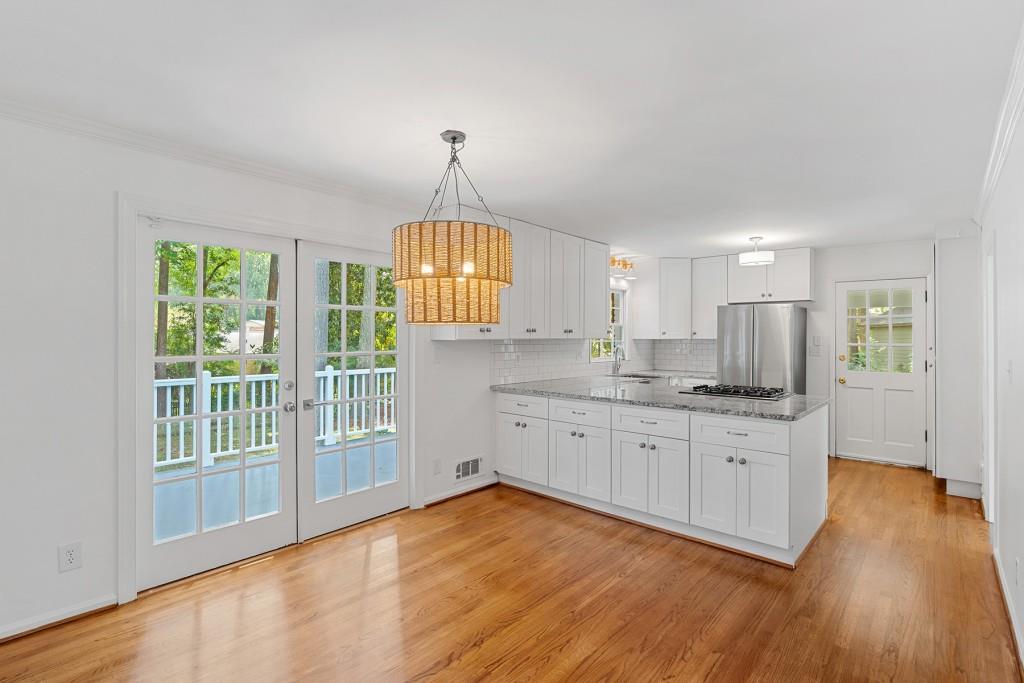 15 Whispering Way