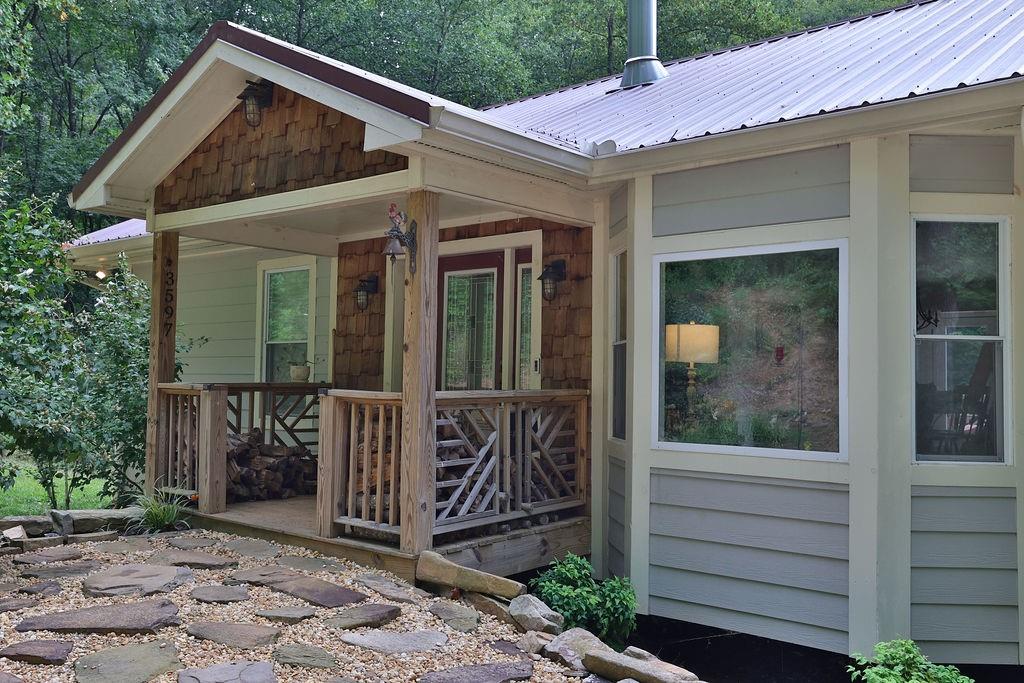 3597 Highway 136 E