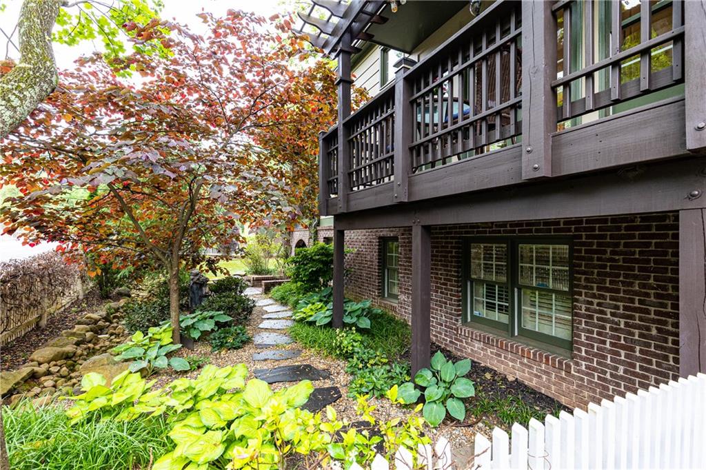 237 Peachtree Way NE