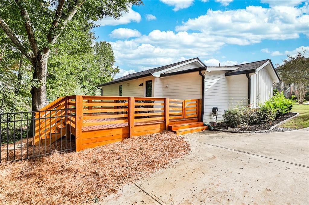 3227 Lynwood Drive NE